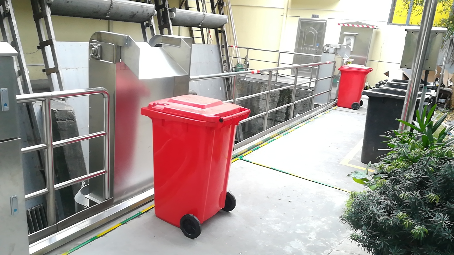 睦祥为上海城投设计制造的漂浮垃圾收集器组装调试现场系列二