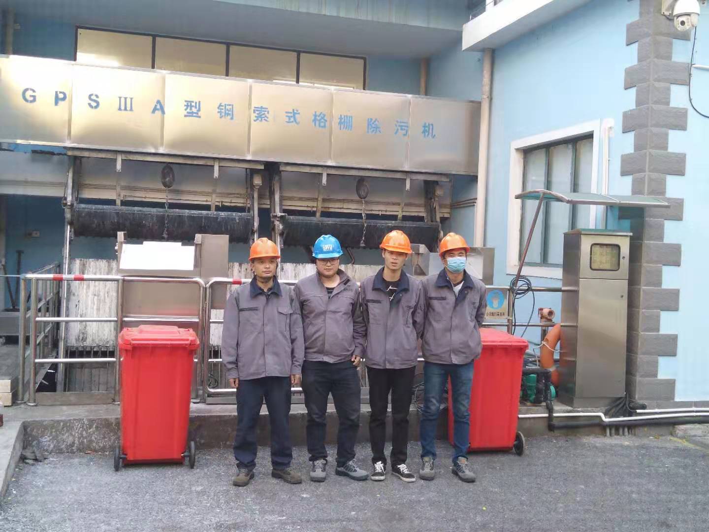 睦祥为上海城投设计制造的漂浮垃圾收集器组装调试现场一
