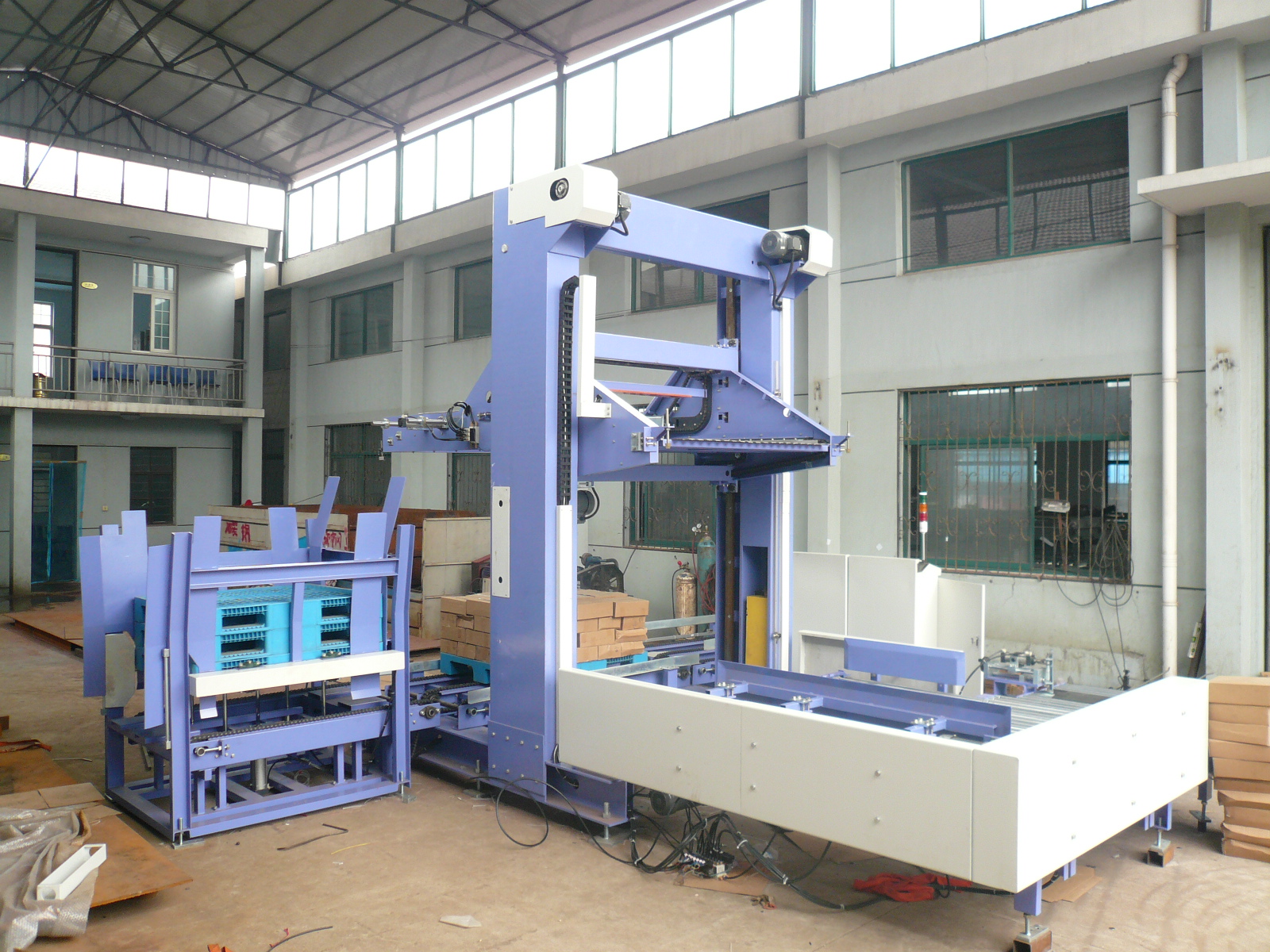 Low-position palletizing machine